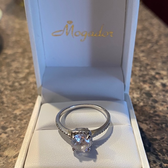 Sterling Silver Ring with Cubic Zirconium center - Picture 4 of 6